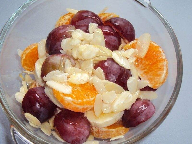 Sałatka owocowa z migdałami