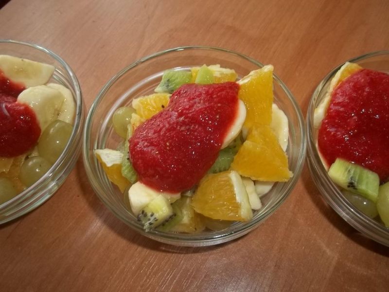 Sałatka owocowa z musem truskawkowym