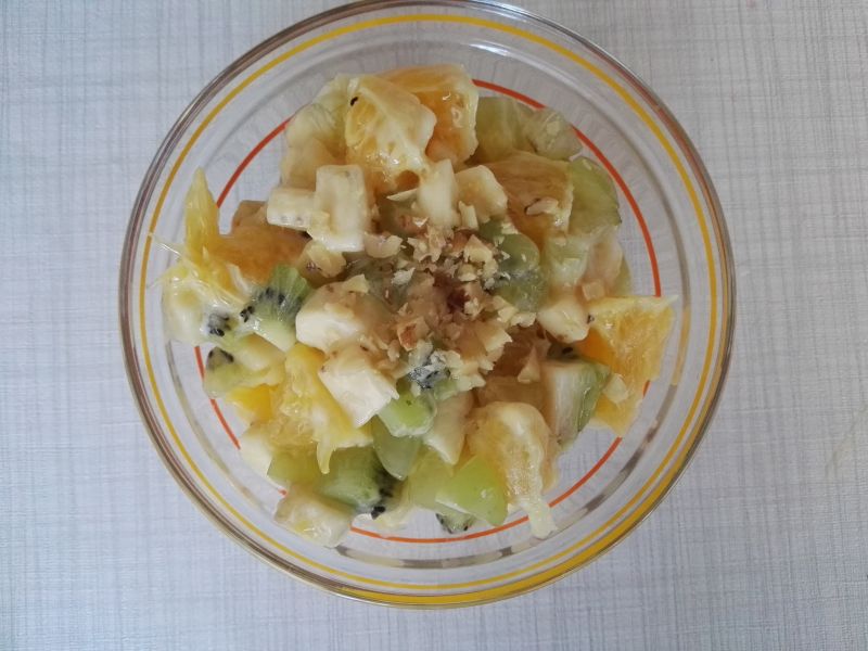 Sałatka owocowa z orzechami Sałatka owocowa z orzechami