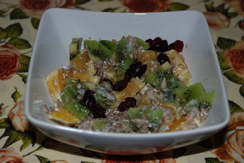 Sałatka owocowa z otrębami i słonecznikiem Sałatka owocowa z otrębami i słonecznikiem