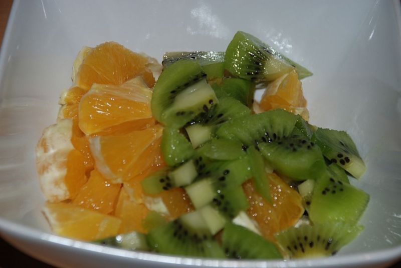 Sałatka owocowa z otrębami i słonecznikiem