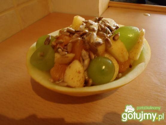 Sałatka owocowa z prażonym słonecznikiem Sałatka owocowa z prażonym słonecznikiem