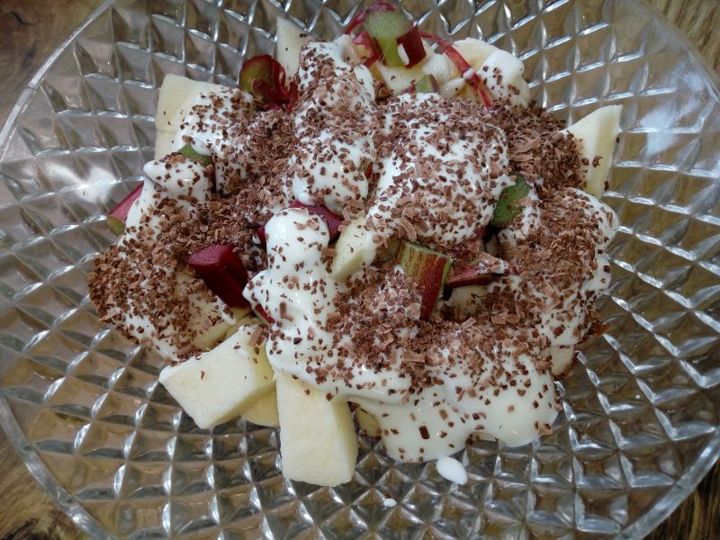 Sałatka owocowa z rabarbarem