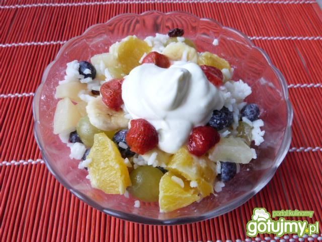 Sałatka owocowa z ryżem i śmietaną
