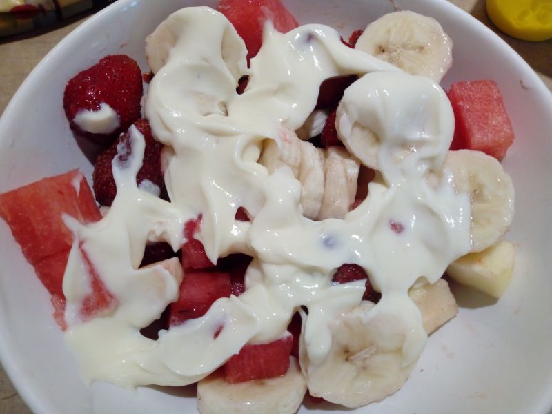 Salatka owocowa z sosem