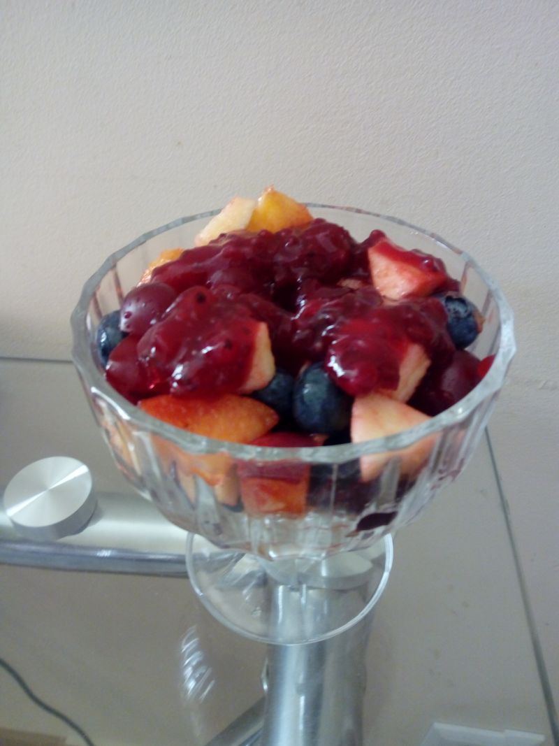 Sałatka owocowa z sosem porzeczkowym Sałatka owocowa z sosem porzeczkowym