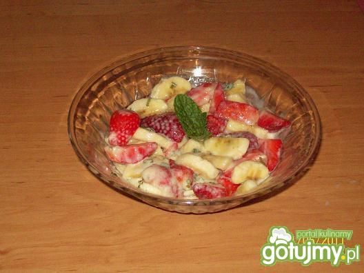 Sałatka owocowa z sosem waniliowym