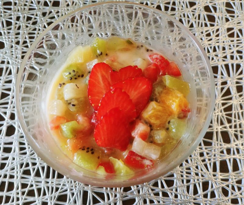 Sałatka owocowa z sosem z białej czekolady