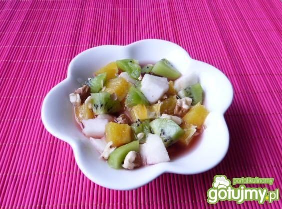 Sałatka owocowa z winem i orzechami Sałatka owocowa z winem i orzechami
