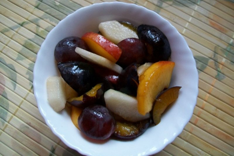 Sałatka owocowa ze śliwkami