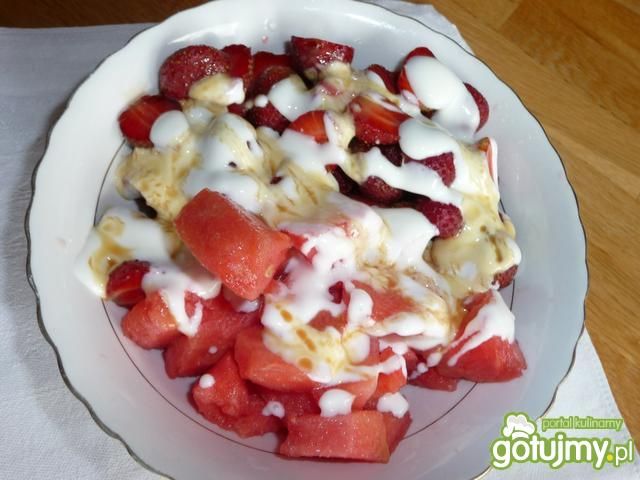 Sałatka owocowa ze śmietaną Sałatka owocowa ze śmietaną