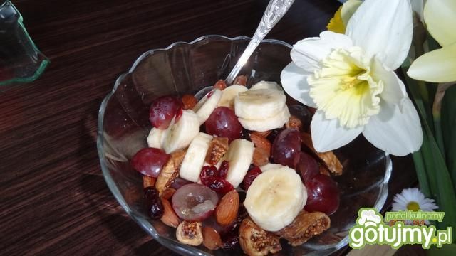 Sałatka owocowo-bakaliowa Sałatka owocowo-bakaliowa
