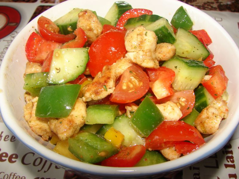 Sałatka paprykowa w sosie greckim Sałatka paprykowa w sosie greckim