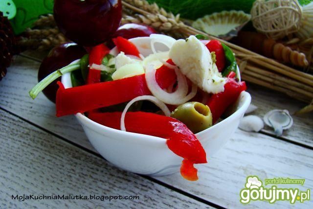 Sałatka paprykowa z mozzarellą i oliwkam Sałatka paprykowa z mozzarellą i oliwkam