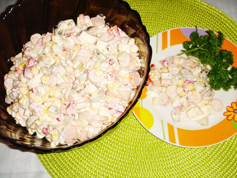 Sałatka parówkowa z suszonymi pomidorami