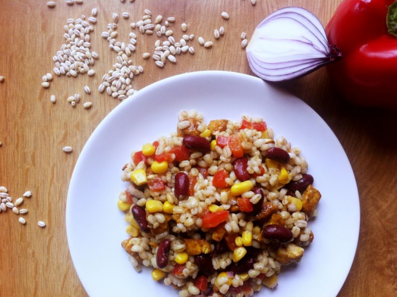 Sałatka pęczakowa z kurczakiem w curry Sałatka pęczakowa z kurczakiem w curry