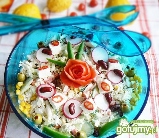 Sałatka pekinka z fetą i chili na ostro