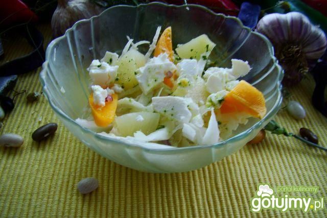 Sałatka pekińska z owocami i serem 