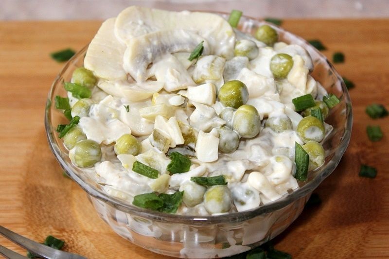 Sałatka pieczarkowa z jajkiem,ogórkiem i groszkiem Sałatka pieczarkowa z jajkiem,ogórkiem i groszkiem