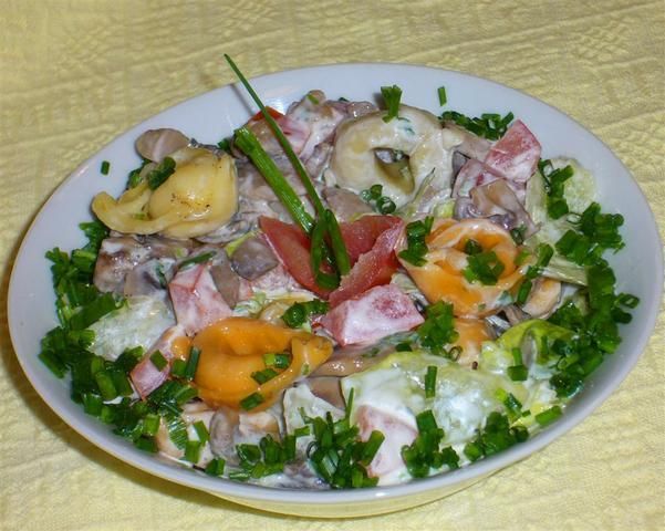 Sałatka pieczarkowa z kolorowym tortelli