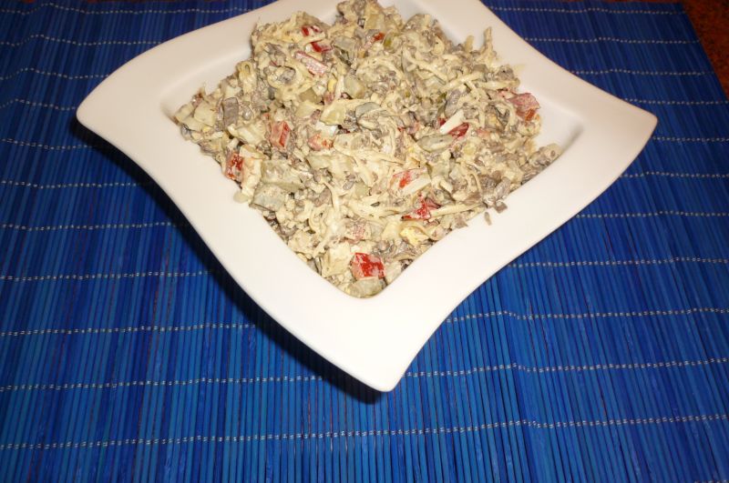 Sałatka pieczarkowa z żółtym serem Sałatka pieczarkowa z żółtym serem