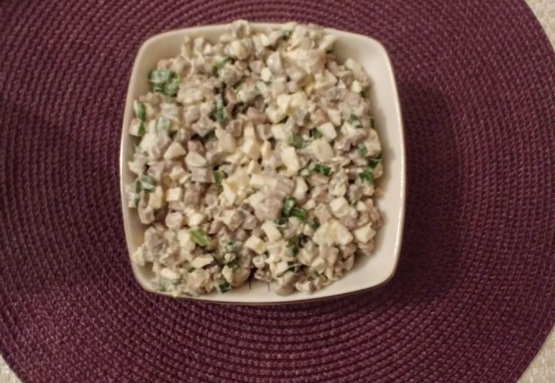 Sałatka pieczarkowa ze szczypiorkiem