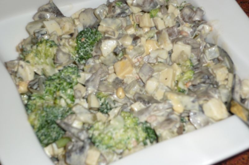 Sałatka pieczarkowo-brokułowa Sałatka pieczarkowo-brokułowa