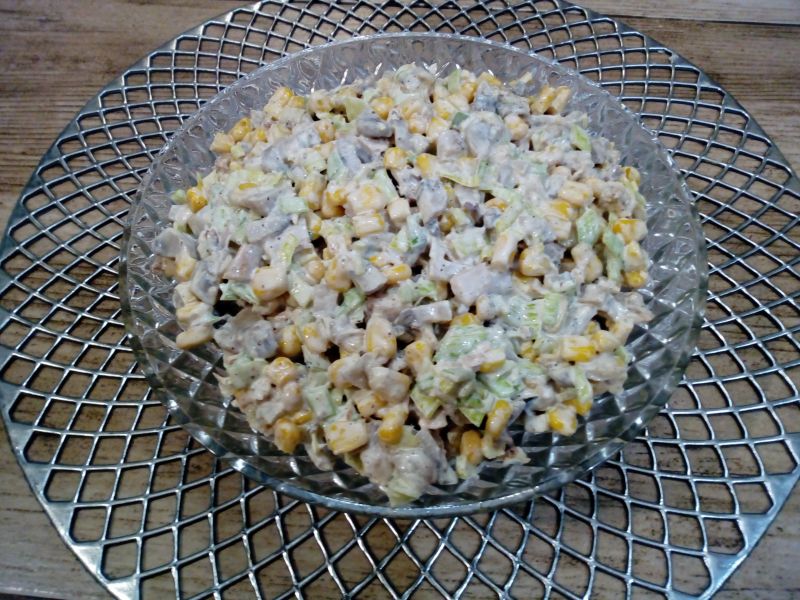 Sałatka pieczarkowo - porowa z kurczakiem