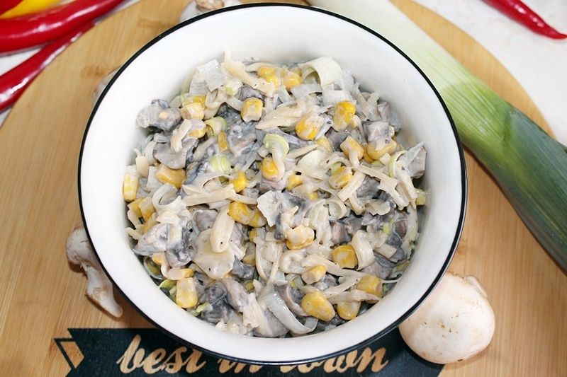 Sałatka pieczarkowo-serowa z kukurydzą i sosem czo