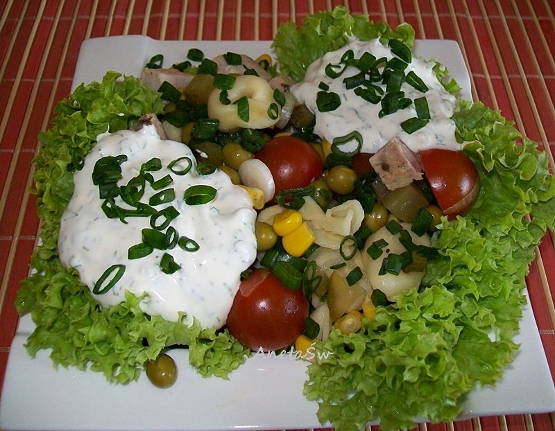 Sałatka pierożnikowa z pieczonym schabem