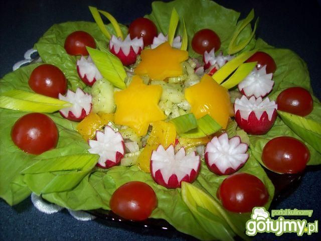 Sałatka pod gwiazdami z sosem ziołowym