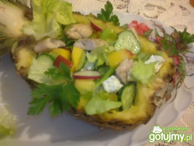 Sałatka podana w ananasie Sałatka podana w ananasie