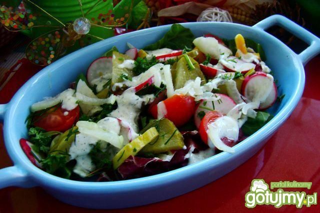 Sałatka podawana do grilla