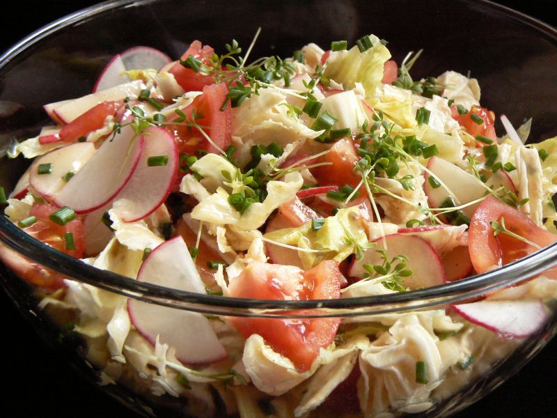 Sałatka pomidor rzodkiewka sałata i pyszny sos