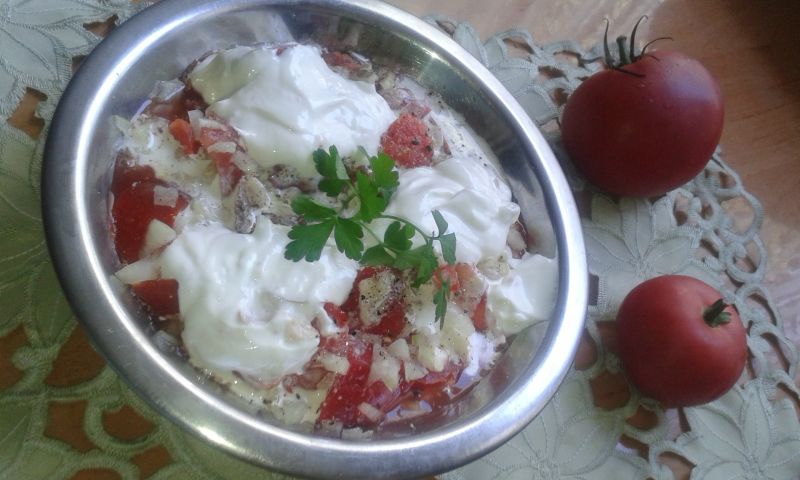 Sałatka pomidorowa pod pierzynką jogurtową