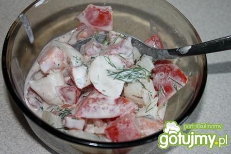 Sałatka pomidorowa w śmietanie 