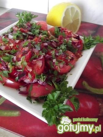 Sałatka pomidorowa z dressingiem harissa