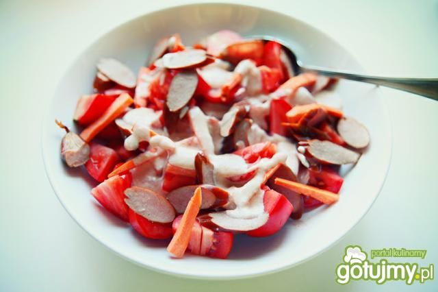 Sałatka pomidorowa z kabanosem