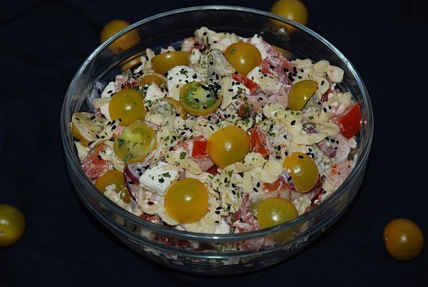 Sałatka pomidorowa z kurczakiem Sałatka pomidorowa z kurczakiem