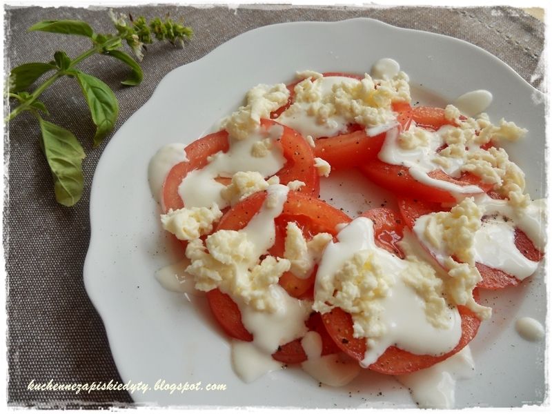 Sałatka pomidorowa z mozzarellą i sosem czosnkowym