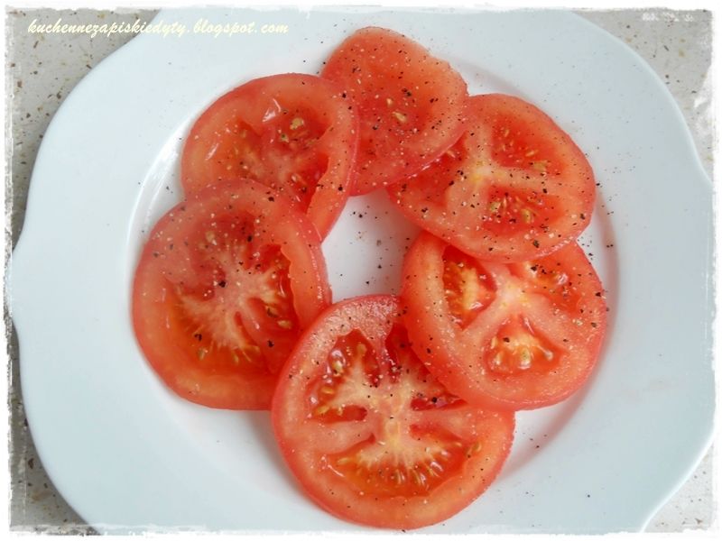 Sałatka pomidorowa z mozzarellą i sosem czosnkowym