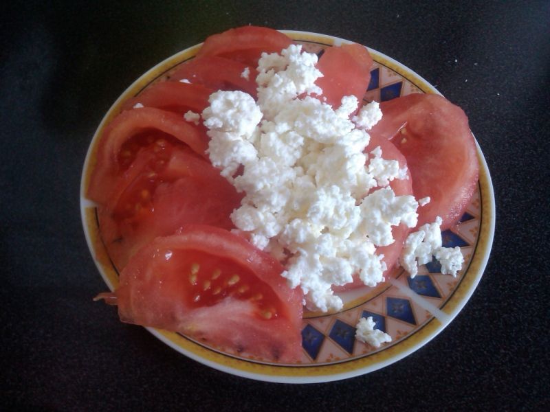 Sałatka pomidorowa z papryką i serem 