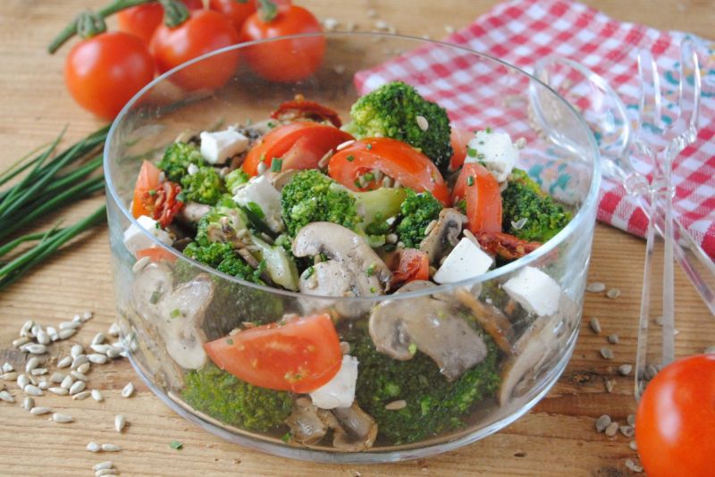 Sałatka pomidorowo - brokułowa Sałatka pomidorowo - brokułowa