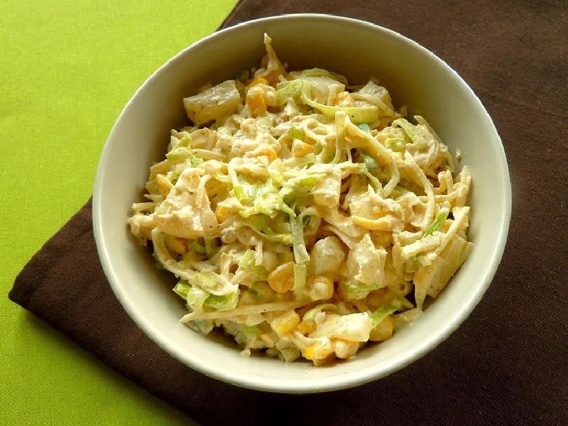 Sałatka porowa z ananasem, kukurydzą i curry