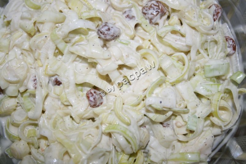 Sałatka porowa z rodzynkami Sałatka porowa z rodzynkami