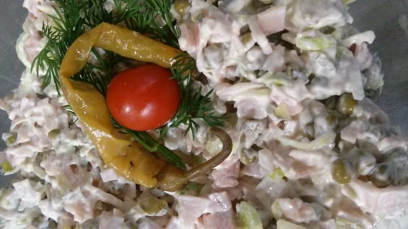 Sałatka porowa z szynką i groszkiem Sałatka porowa z szynką i groszkiem