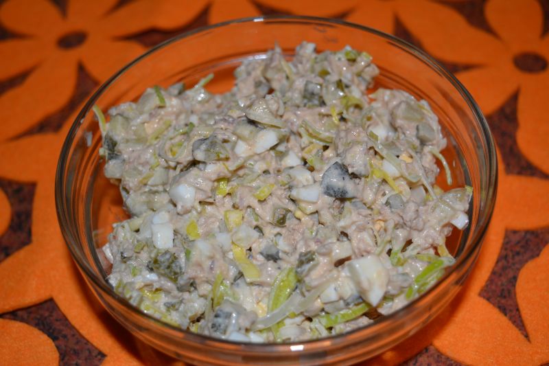 Sałatka porowa z tuńczykiem i jajem Sałatka porowa z tuńczykiem i jajem