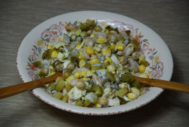 Sałatka puszkowa z majonezem