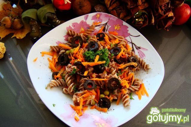 Sałatka razowa z tuńczykiem i marchewką  Sałatka razowa z tuńczykiem i marchewką