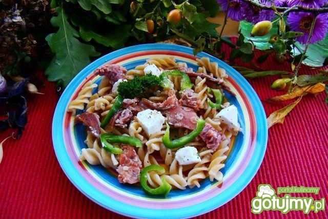 Sałatka razowa z wędzonym łososiem 